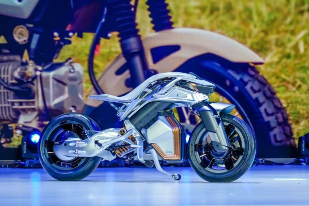 Präsentation des Motoroid2 auf einer Bühne.