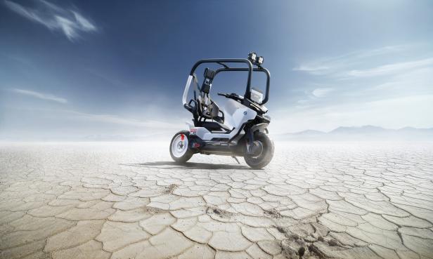 Ein Roller mit Überrollbügel steht in der Wüste.