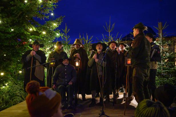 Das Anklöpfeln ist ein alter Adventbrauch im Tiroler Unterland.