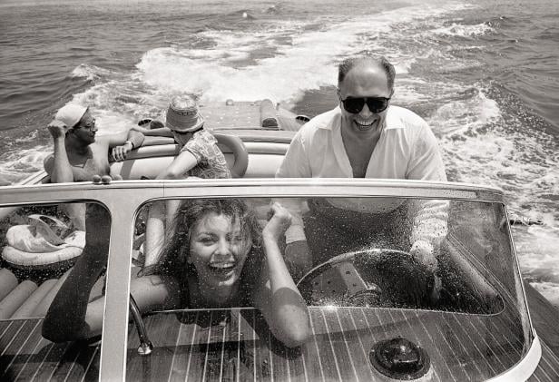 Loren und ihr Mann fahren im Motorboot mit Freunden. Sie lachen und freuen sich.