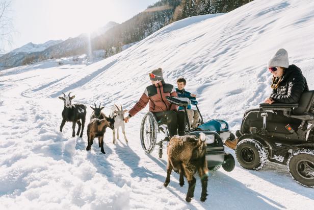 Menschen in Rollstühlen im Schnee