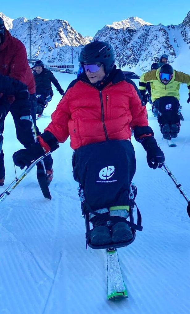 Monoskifahrer mit Helm auf der Piste