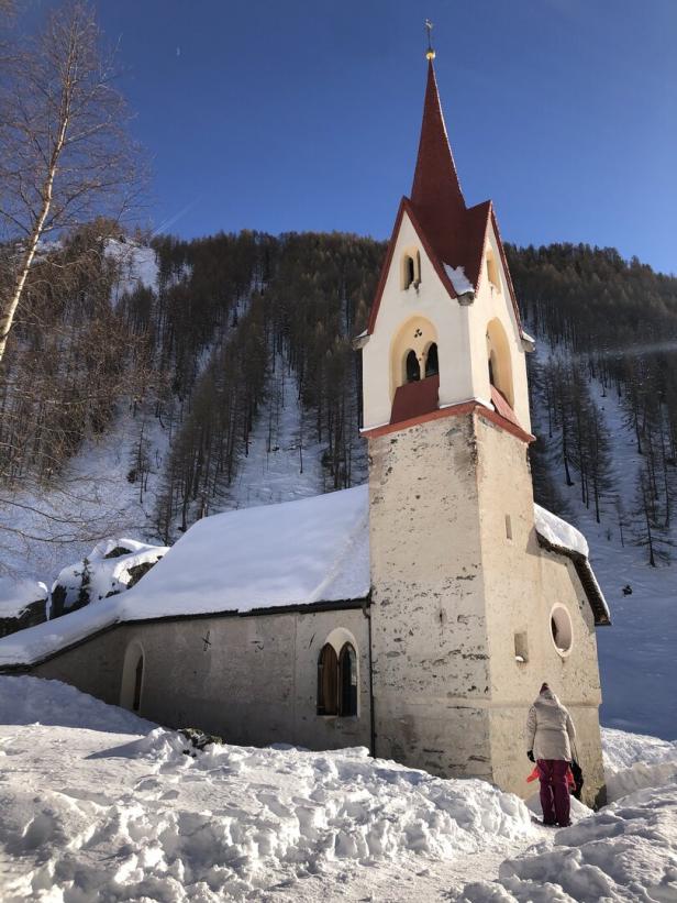  Die Heilig Geist Kirche in Kasern in Schneelandschaft