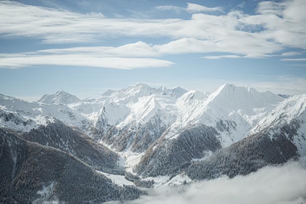 Panoramablick verschneite Berge Ahrntal in Südtirol