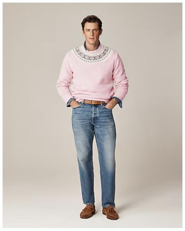 Männermodel in rosa Weihnachtspullover von J.Crew.