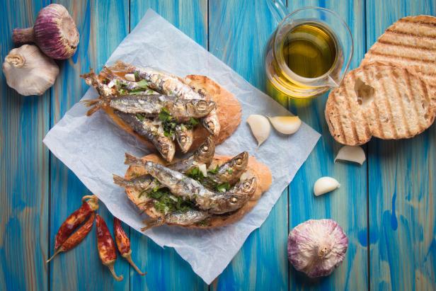 Sardine fish sandwich with garlic and olive oil