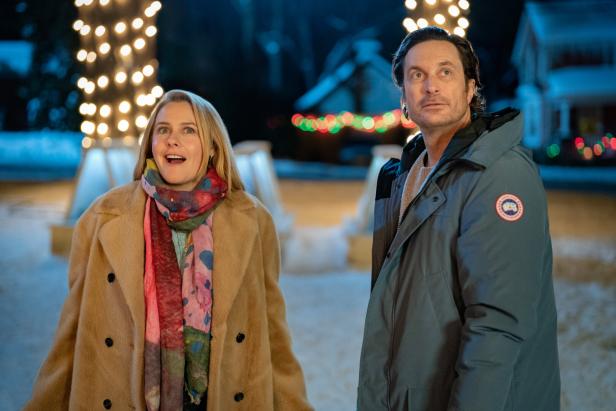 Szenenbild Film „A Merry Little Ex-Mas“ mit Alicia Silverstone und Oliver Hudson