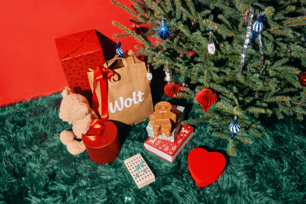 Ein geschmückter Christbaum mit kleinen Geschenken.