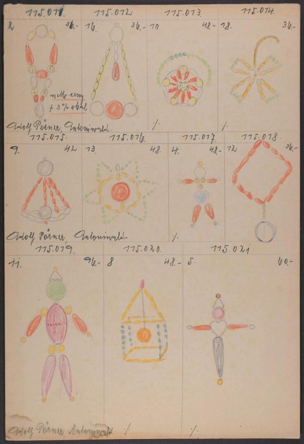 Mehrere bunte, handgezeichnete Entwürfe für Schmuckstücke oder Ornamente mit Nummern und Preisen auf beigem Papier.