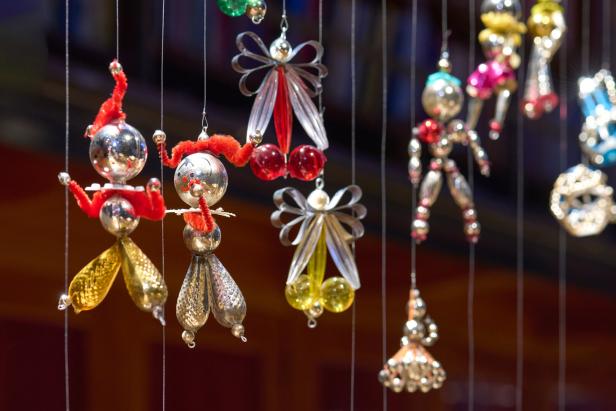 Obst und Figuren, die aus einzelnen Glasperlen zusammengesetzt wurden und an einem Silk hängen.