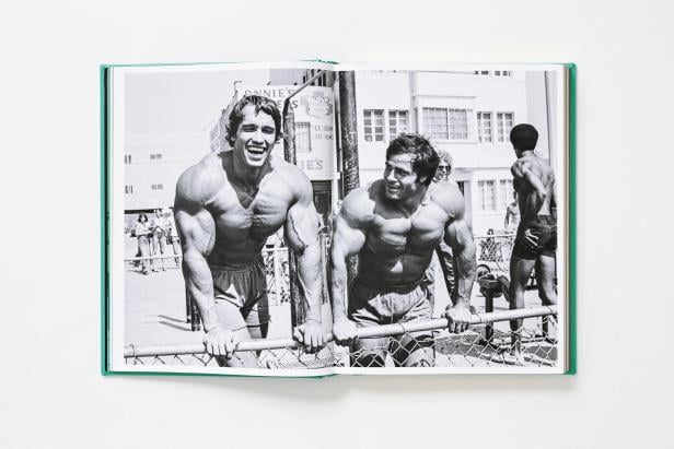 Schwarzweißaufnahme von Arnold Schwarzenegger und Franco Columbu am Muscle Beach.