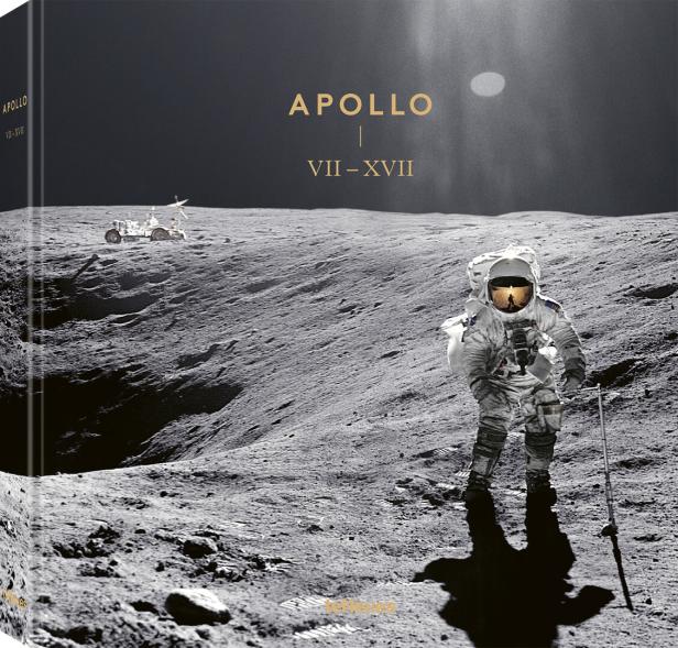 Ein Astronaut steht auf dem Mond, im Hintergrund ein Mondfahrzeug und der Titel "Apollo VII-XVII".