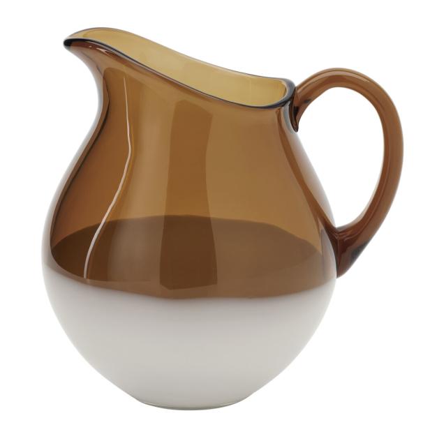 Eine braun-weiße Karaffe