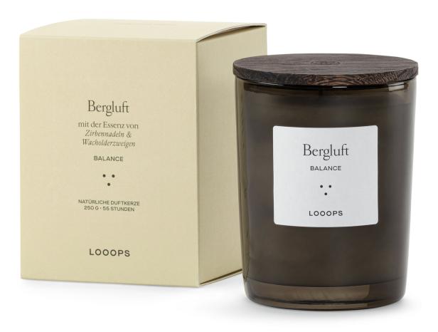 Eine Duftkerze im braunen Glas 