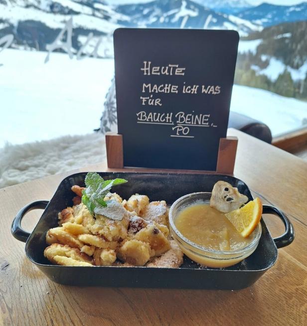 Kaiserschmarrn auf der Hütte, Berg im Hintergrund