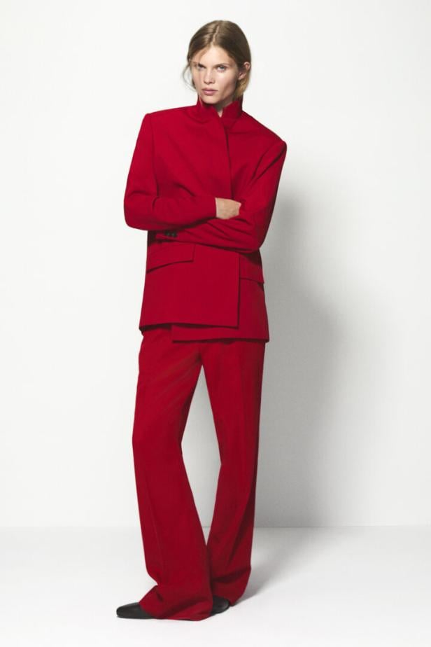 Eine Frau in einem roten Hosenanzug