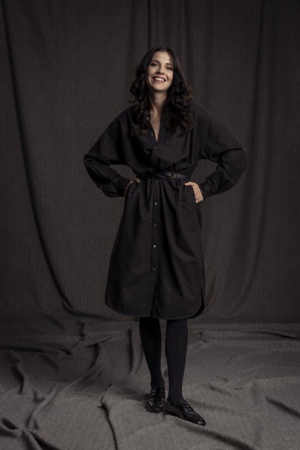 Frau in einem schwarzen Mantel.