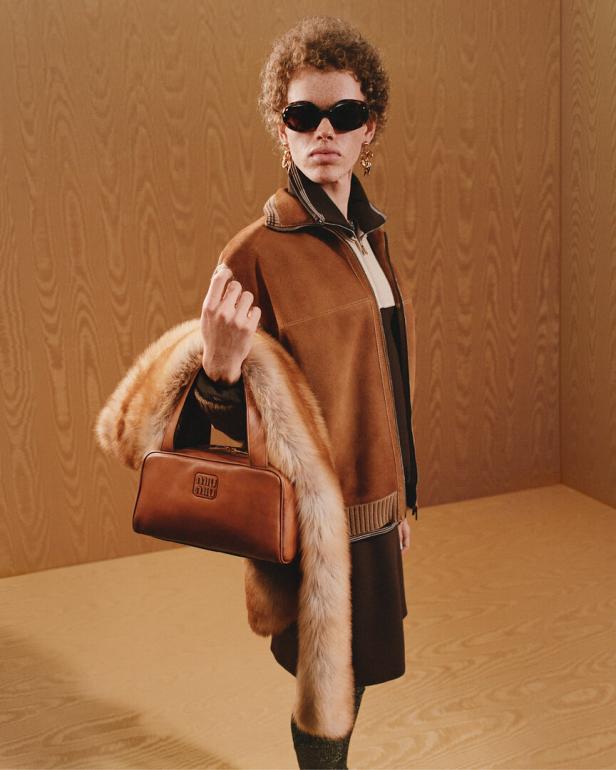 Frau in brauner Jacke