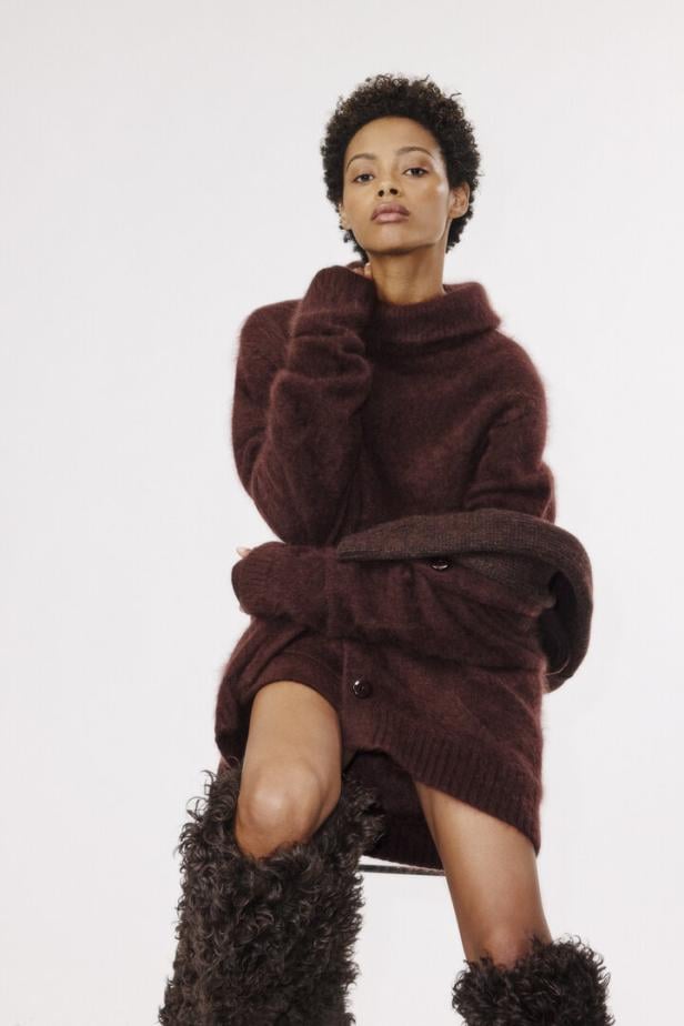 Frau in einem braunen, flauschigen Mantel