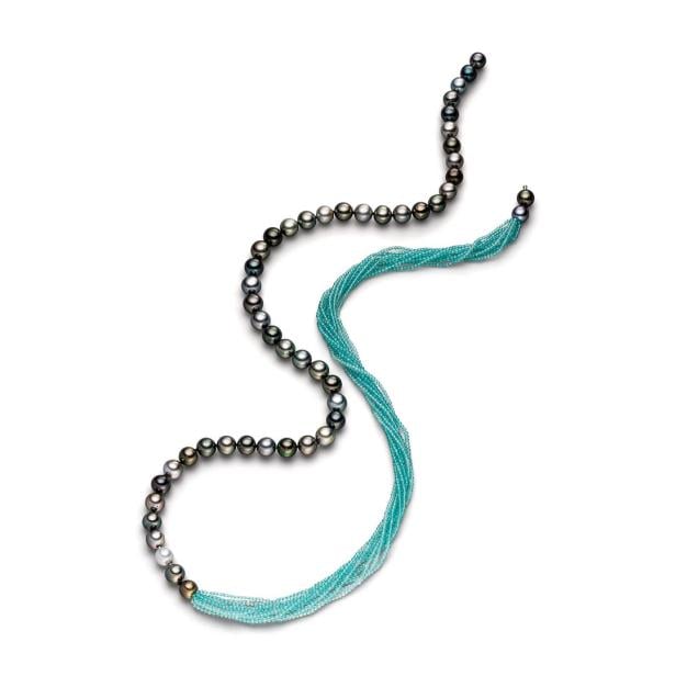 Eine Kette aus silbernen Perlen und türkisen Fäden