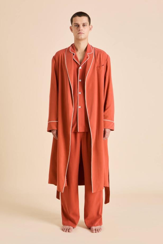 Ein Mann im orangenen Pyjama