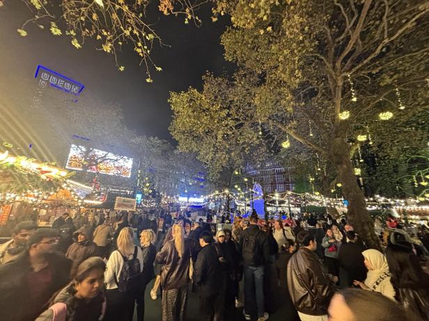Viele Menschen am leicester Square
