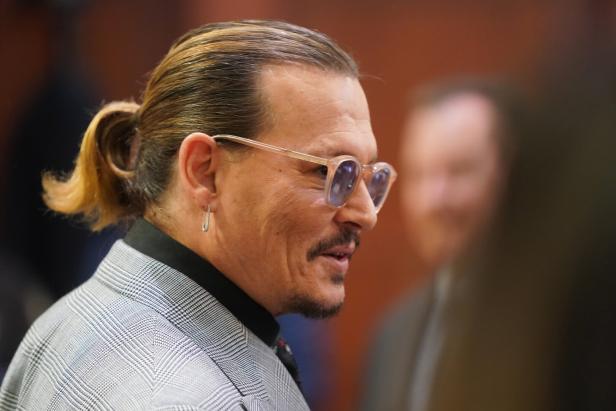 Hollywoodstar Johnny Depp trug beim Gerichtsprozess mit Amber Heard einen Pferdeschwanz.