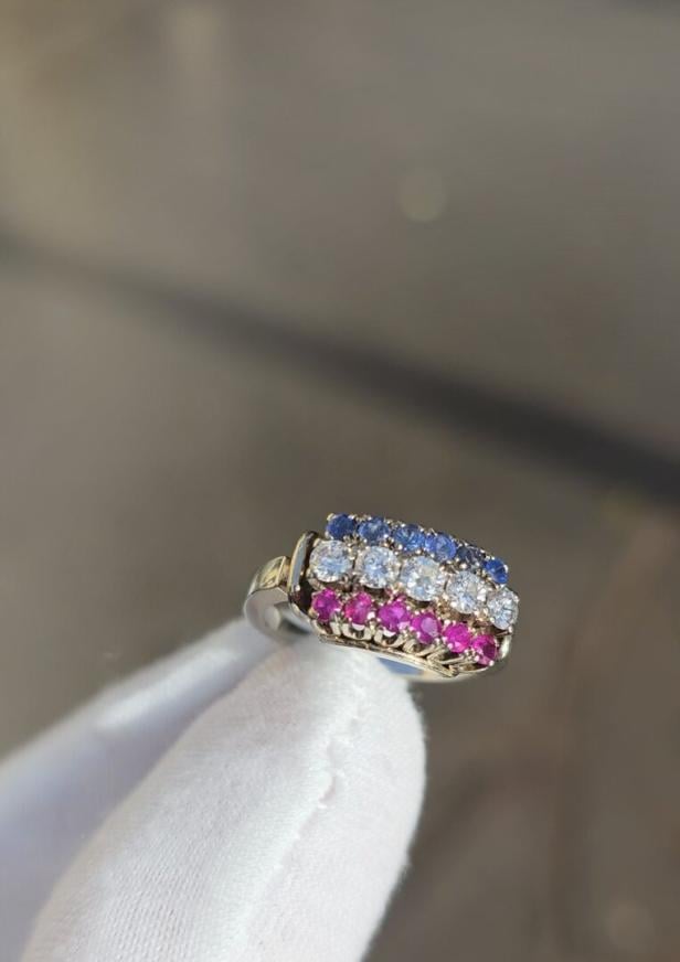 Ring mit blauen und rosa Steinen