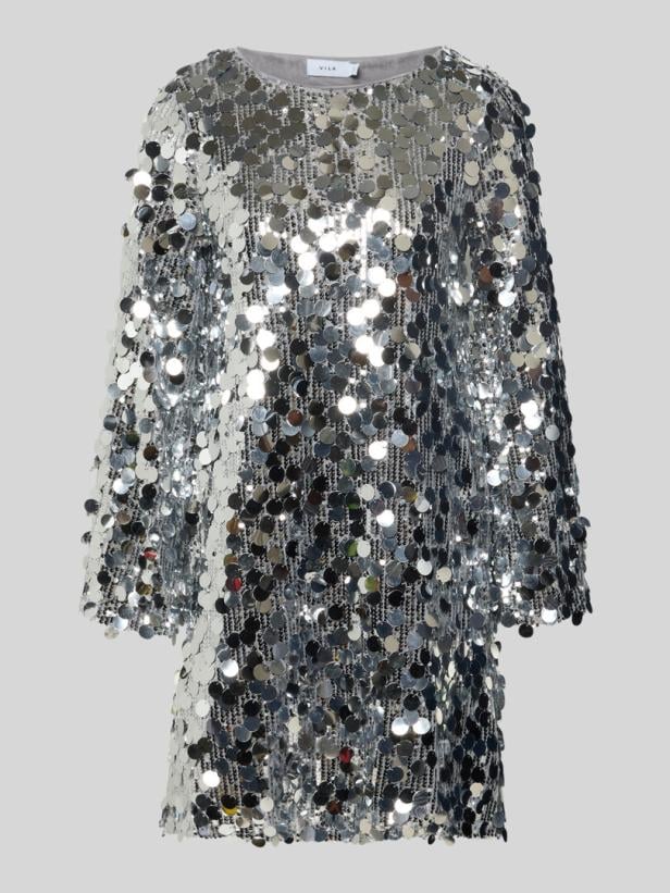 Ein Kleid voller silbener Pailletten