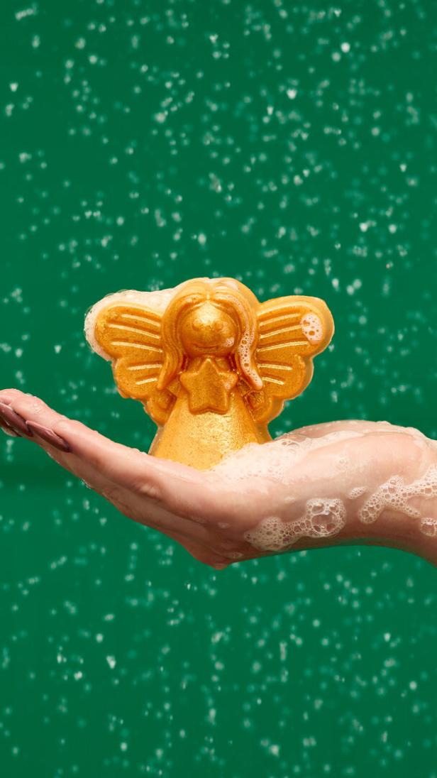 Eine goldene Badebombe in Form eines Engels