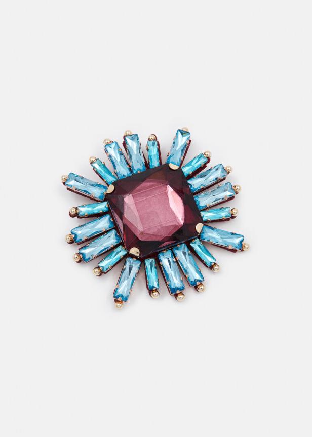 Eine Brosche in Form einer Blume in rosa/blau