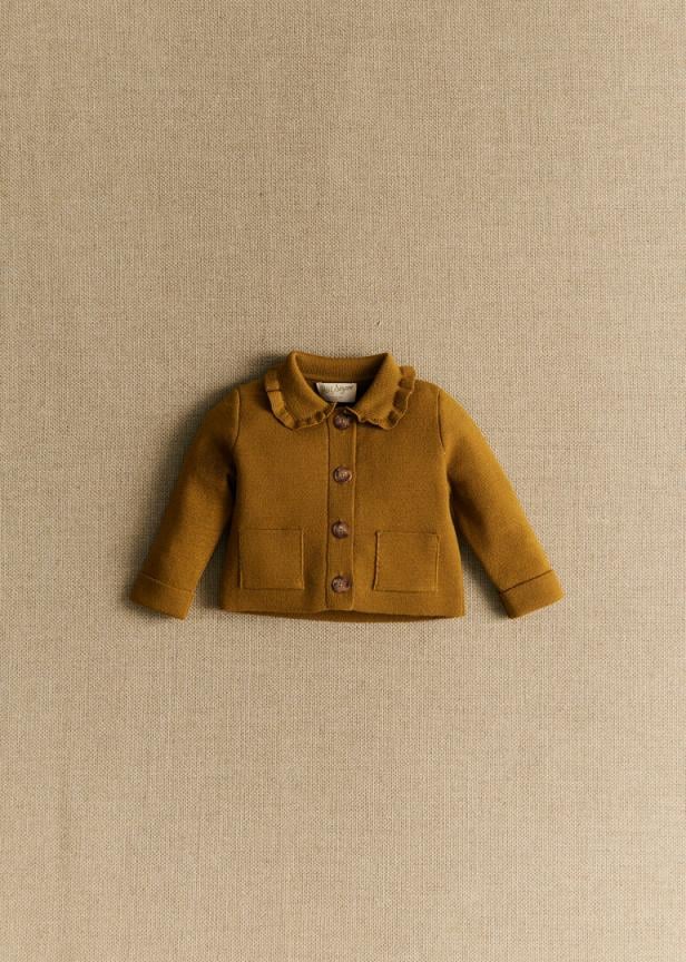 Eine kleine braune Kinderjacke