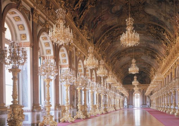  das Schloss Herrenchiemsee mit seinen Lustern und Decken