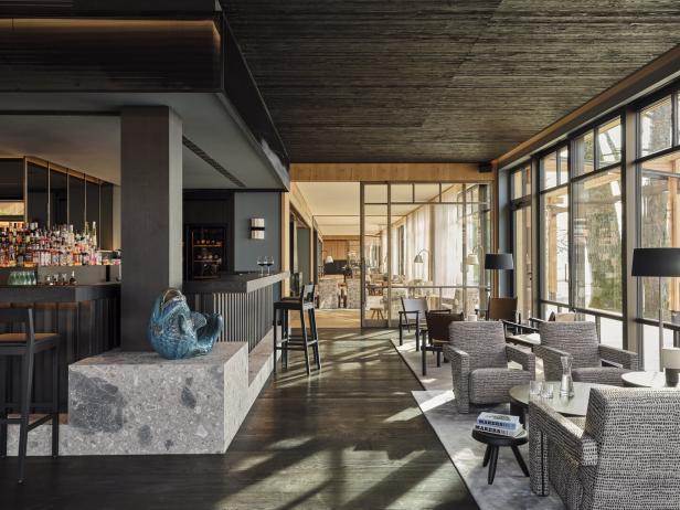 Ein edles Hotel von innen mit beige/grauen Möbeln