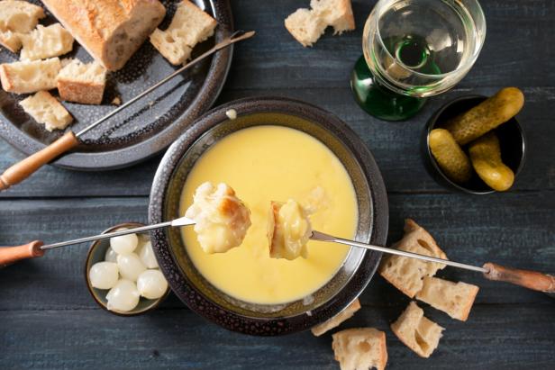 Ein klassisches Käsefondue mit aufgespießtem Brot 