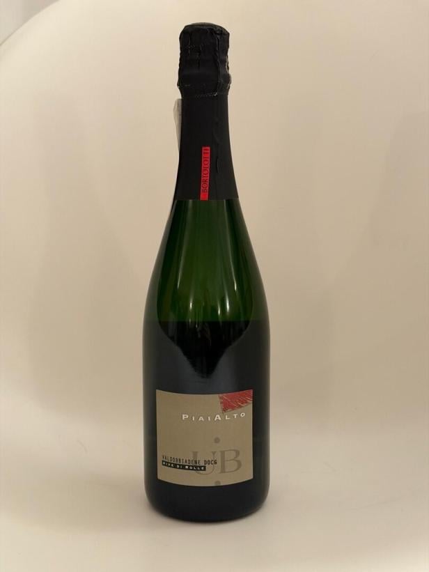 Eine Grüne Sektflasche mit roten Elementen