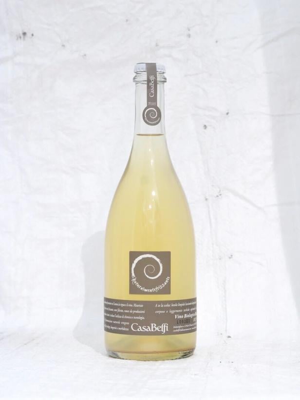 durchsichtige Sektflasche mit gelblichem Inhalt 