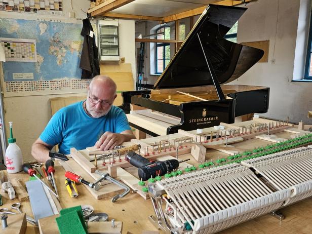 An der Werkbank in der Klaviermanufaktur Steingraeber.