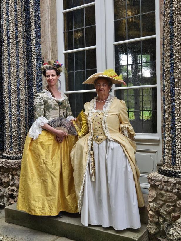 verkleidete Frauen in der Eremitage Bayreuth