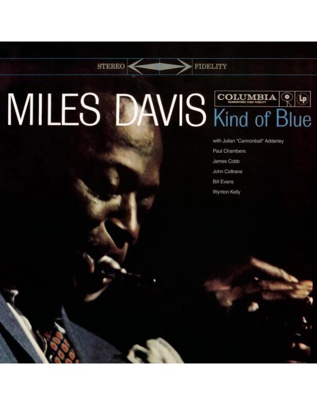 Ein Mann spielt Trompete im Halbdunkel, darüber steht groß der Name Miles Davis und der Albumtitel "Kind of Blue".