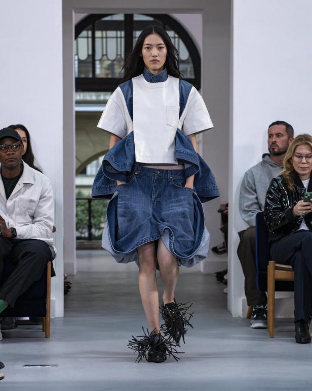 Sacai stylt "Cloud Dancer" mit Denim