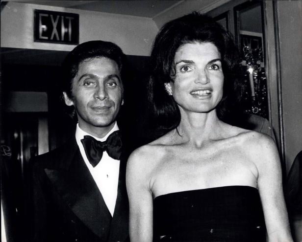1970 Designer Valentino with Jackie Onassis PUBLICATIONxINxGERxSUIxAUTxONLY ZUMAk09_