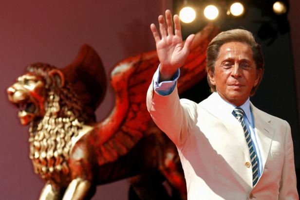 FILE PHOTO: Italian fashion designer Valentino waves as he arrives for the premiere of the movie "Valentino:The Last Emperor" by U.S. director Matt Tyrnauer in Venice