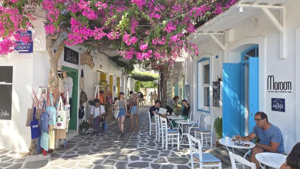 enge Gasse in Parikia auf Paros mit Lokalen