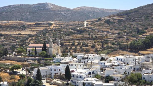 Die Kirche Agia Triada überragt das malerische Dorf Lefkes.