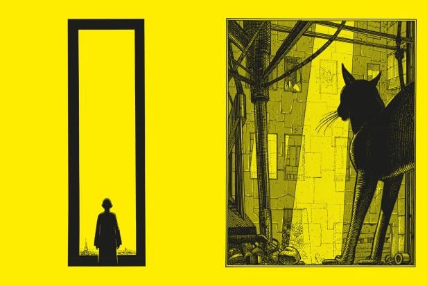 Eine Person steht in einem Türrahmen, daneben eine große schwarze Katze in einer futuristischen Stadtlandschaft.