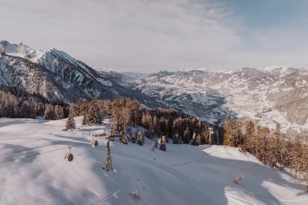 Skiregion Snow Space Salzburg: Blick auf verschneite Landschaft mit Gondelbahn