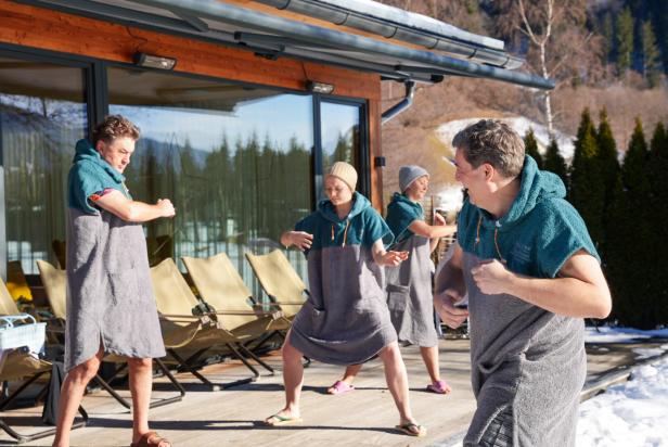 Vor dem Eisbaden: Im "Horse Stance", einer Art Kniebeuge, und mit sanften Bewegungen bereiten wir uns vor.