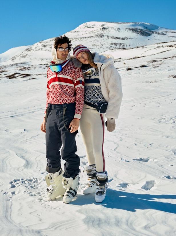 Zwei Models im „Cortina 2026“-Pullover, der offizielle Olympia-Pullover