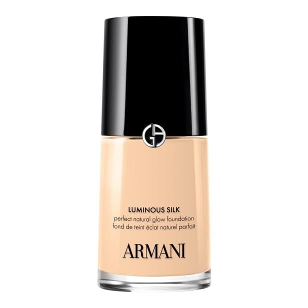 Ein Fläschchen mit beigefarbener flüssiger Foundation und schwarzem Deckel, darauf steht Armani Luminous Silk.